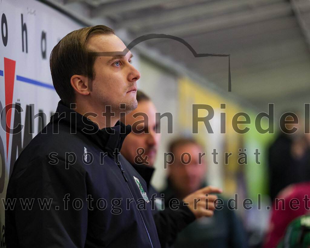 2025-10-05_084_TSV_Erding_gegen_Heilbronner_Falken | Erding, Deutschland, 05.10.2025:Eishockey, Oberliga Süd 2025 / 2026, 6. Spieltag, TSV Erding gegen Heilbronner Falken, Endergebnis: 3:1Teamchef Dominik Quinlan (Erding Gladiators)Foto: Christian Riedel / fotografie-riedel.net