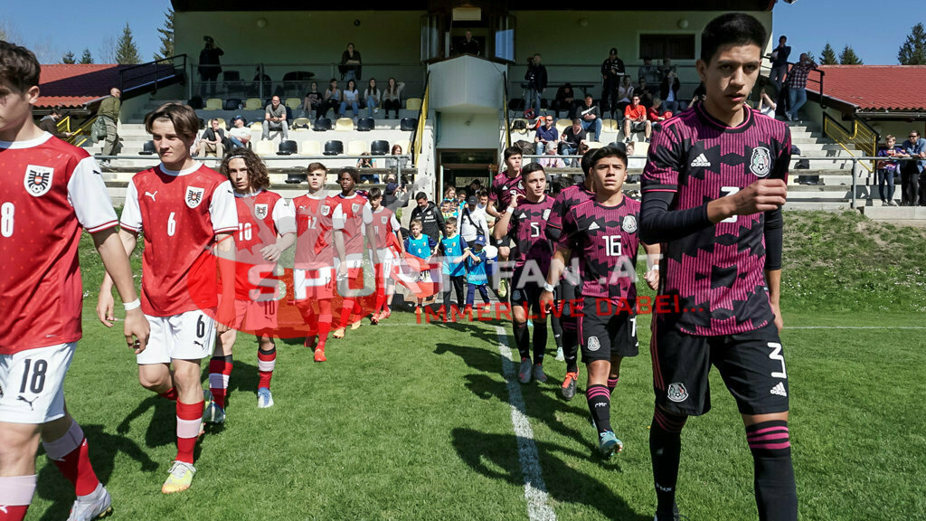 AUSTRIA U15 - MEXICO U15 | Einlauf ; AUSTRIA U15 - MEXICO U15 am 29.04.2022 in Arnoldstein
(Sportplatz), AUSTRIA, (Photo by Ernst Krawagner sport-fan.at) - Realisiert mit Pictrs.com