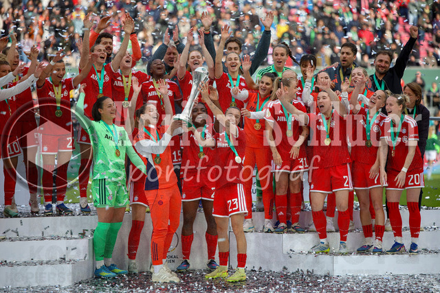 14.05.2026, GER, Fussball, Frauen, DFB-Pokal, Finale, Saison 2025/2026, VfL Wolfsburg - FC Bayern München | Lena Oberdorf und Natalia Padilla-Bidas (Bayern) hebend en DFB Pokal hoch