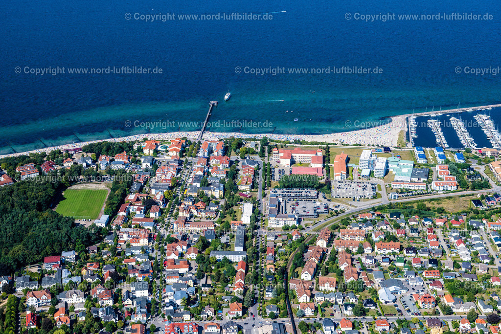 Kühlungsborn_ELS_9111100822 | OSTSEEBAD KüHLUNGSBORN 10.08.2022 Ortsansicht an der Meeres-Küste der Ostsee in Kühlungsborn im Bundesland Mecklenburg-Vorpommern, Deutschland. Weiterführende Informationen bei: Tourismus, Freizeit & Kultur GmbH. // Town view on the sea coast of the Baltic Sea in Kuehlungsborn in the state Mecklenburg - Western Pomerania, Germany. Further information at: Tourismus, Freizeit & Kultur GmbH. Foto: Martin Elsen