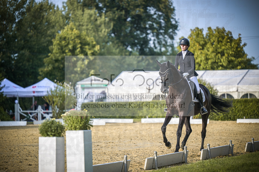 DOS_1128 | Entdecke hochwertige Reitturnierfotos von Foto Oger. Professionell, emotional und authentisch – jetzt Lieblingsmomente im Shop bestellen.Deutschlandweite Turnierfotografie. - Realisiert mit Pictrs.com