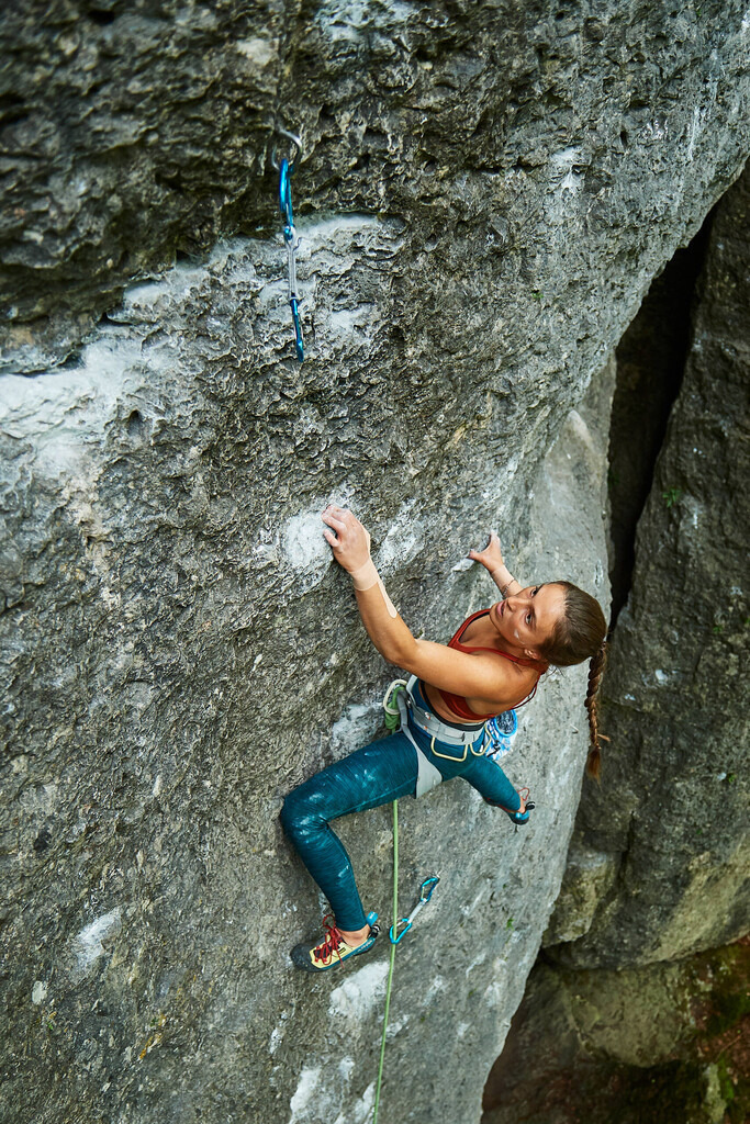 CS-190621-0623-2 | Daniela Keis klettert Manganplatte (7) an der Trockauer Wand im Püttlachtal