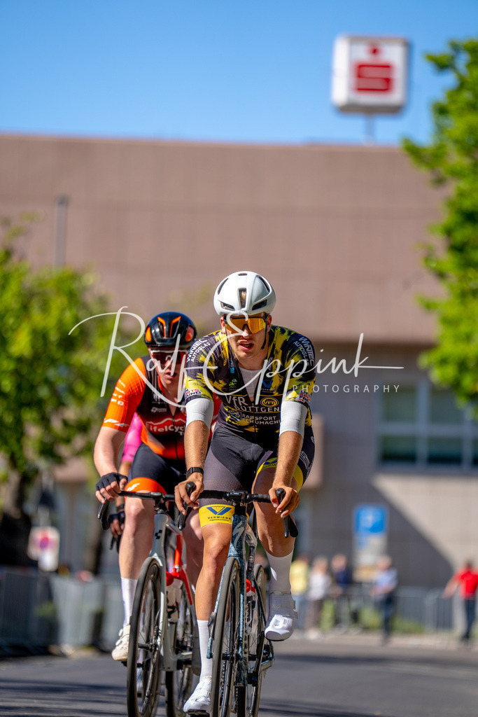 Spurt in den Mai 2026 - Großer Preis der Sparkasse Neuss | Annual one-day road cycling race "Großer Preis der Sparkasse Neuss" held in Büttgen, Germany, organized by VfR Büttgen 1912 e.V. The event features multiple races across all age categories from U11 youth to Elite men. - Realisiert mit Pictrs.com