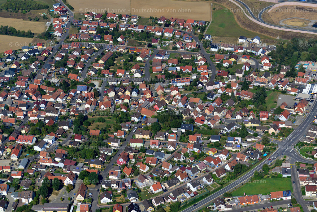 3650550 | KIST 13.09.2016 Wohngebiet - Mischbebauung der Mehr- und Einfamilienhaussiedlung  in Kist im Bundesland Bayern, Deutschland // Residential area - mixed development of a multi-family housing estate and single-family housing estate  in Kist in the state Bavaria, Germany Foto: Gerhard Launer