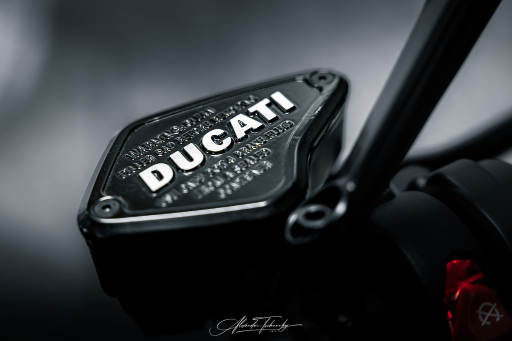 Ducati xDivael V4 | Entdecken Sie die faszinierende Welt von Alexander Tschuncky Arts: Kreative Fotografie, atemberaubende Automobilkunst und hochwertiger Bilderdruck. Lassen Sie sich inspirieren! - Realisiert mit Pictrs.com