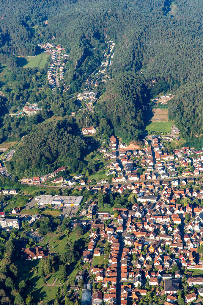 Luftbild: Felsenland-Jugendherberge Dahn in Dahn im Bundesland Rheinland-Pfalz in Deutschland. Foto: IMG_143172.jpg vom 06.08.2024 durch Werner Riehm/FLY-FOTO.deJugendherberge Dahn