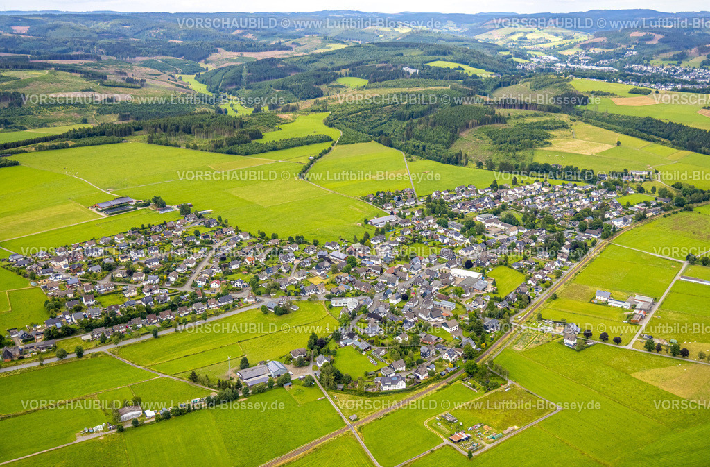 BadBerleburg240709976 | Luftbild, Wohngebiet Ortsansicht Berghausen, Wald und Wiesen Hügellandschaft mit Waldschäden, Berghausen, Bad Berleburg, Wittgensteiner Land, Nordrhein-Westfalen, Deutschland