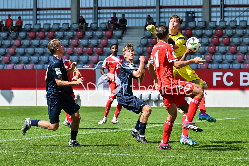 FC Bayern München U19 - SpVgg Unterhaching U19 | in dieser Szene ist Vincent HUBER (Haching 1) vor Rafpael PAVLIC (FCB #4) am Ball / Eckball / U19 DFB-Nachwuchsliga: FC Bayern München U19 - SpVgg Unterhaching U19; FC Bayern Campus am 10.08.2025