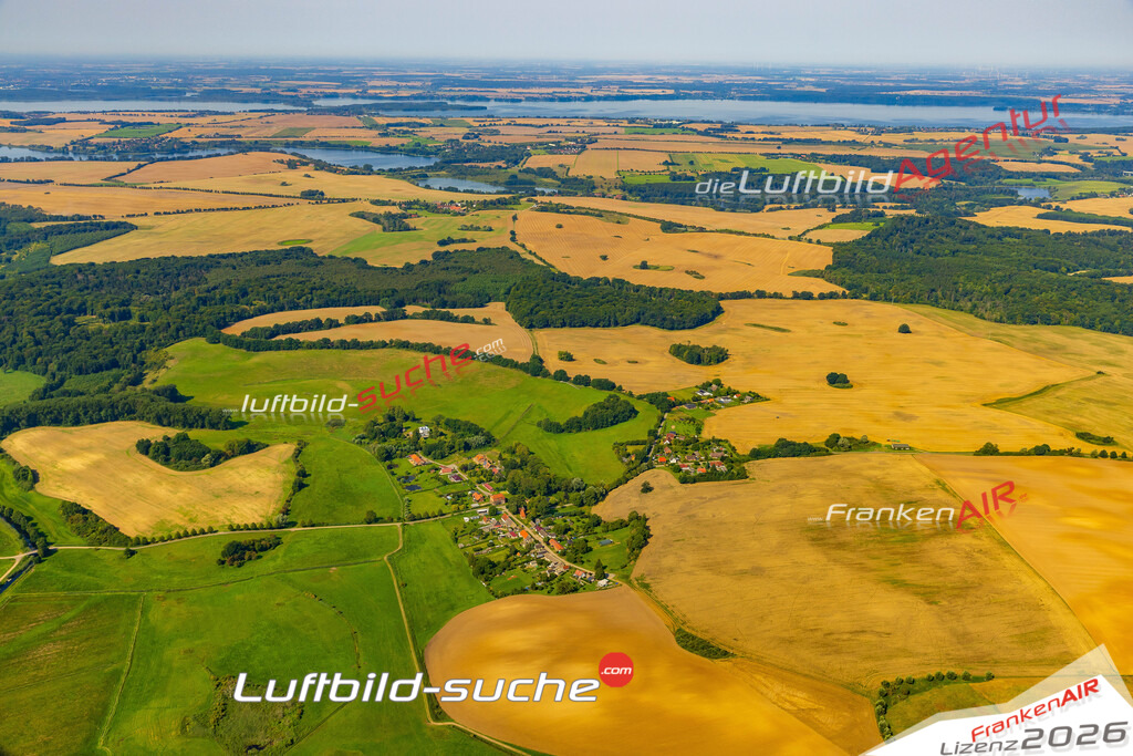 Klassische Luftaufnahme ohne Drohne zeigt:Zaschendorf bei Kuhlen-Wendorf - Die Luftbildaufnahme wurde 2025 vom UL-Flugzeug heraus erstellt ( keine Drohnenaufnahme ) - Hochauflösende Luftaufnahme -Nicht vergleichbar mit Google Maps oder Satelittenbilder- Die Geschenkidee !Mit Lizenz und Bildrechte bestellbar
