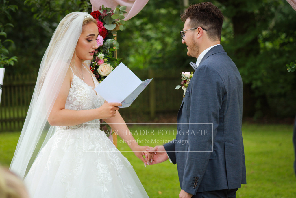Hochzeit Sven _ Evi 08.07.22 Freie Trauung-29 | lanaschraderfotografie - Realisiert mit Pictrs.com