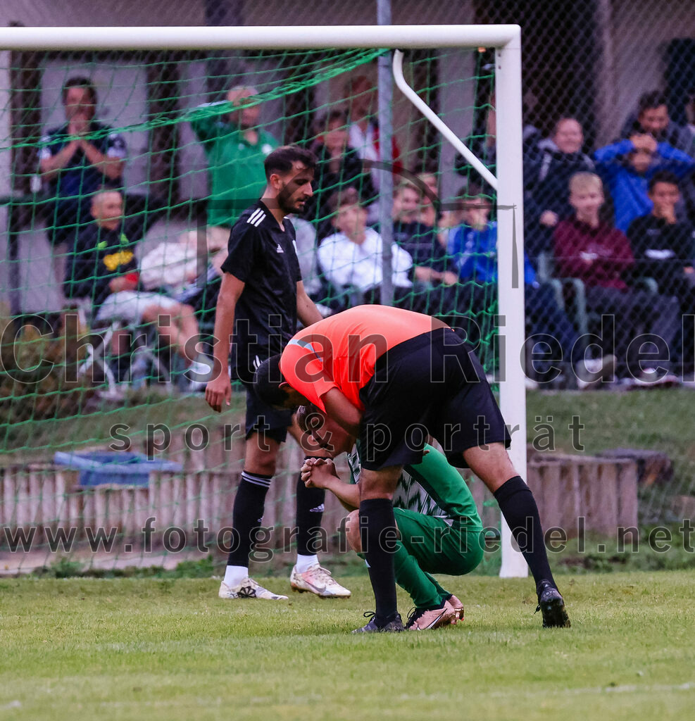2023-07-25_090_SpVgg_Neuching_gegen_FC_Finsing | Neuching, Deutschland, 25.07.2023:
Fußball, A-Klasse 2023 / 2024, Toto Pokal, SpVgg Neuching gegen FC Finsing, Endergebnis: 2:4

Schiedsrichter Marius Baumann, Til Koschewa (SpVgg Neuching, #9)

Foto: Christian Riedel / fotografie-riedel.net