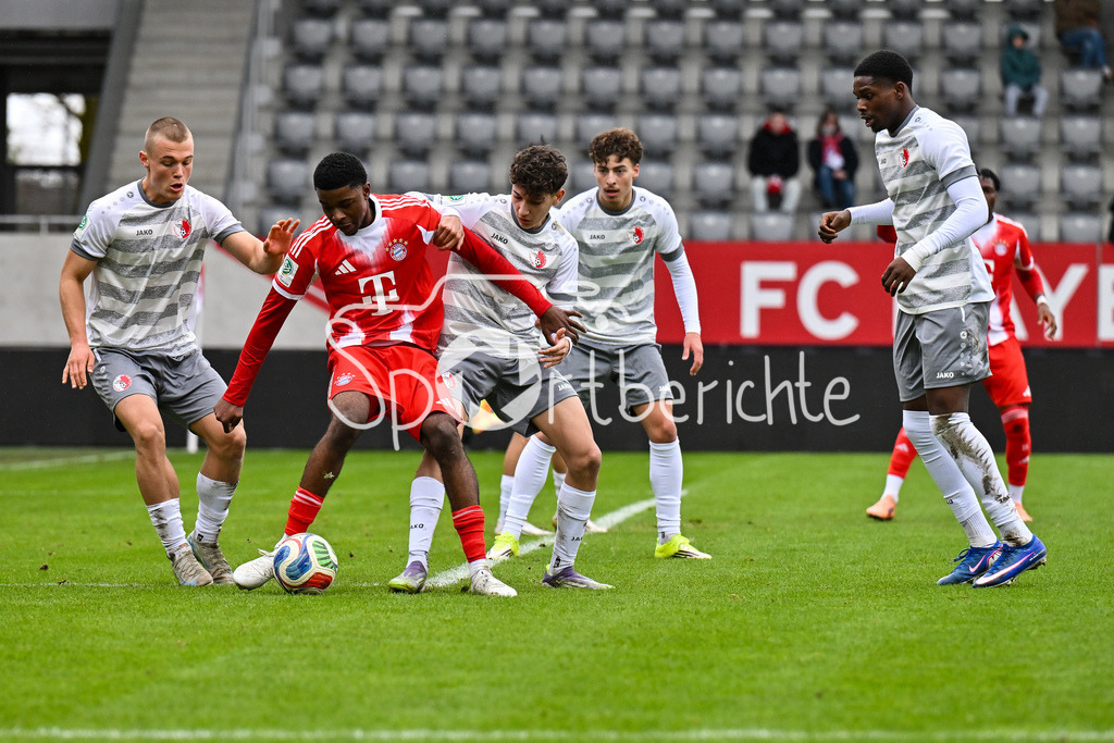 FC Bayern München - Berliner Athletik Klub | MUNICH, GERMANY - 21. FEBRUARY: Allen LAMBE (FC Bayern München U19 8) kann sich im Strafraum nicht durchsetzen während dem Spiel zwischen der U19 des FC Bayern München und der U19 des Berliner Athletik Klubs am 3. Spieltag der DFB-U19 Nachwuchsliga am FC Bayern Campus