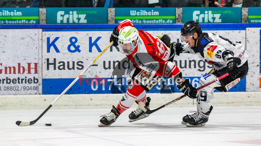 Spiel 5 Viertelfinale TSV Peißenberg Miners vs HC Landsberg Riverkings | Eishockey Bayernliga Playoffs 2023/2024, Spiel 5 Viertelfinale TSV Peißenberg Miners vs HC Landsberg Riverkings, 20240301,
Duell zwischen Martin ANDRÄ (Miners 61) und Manuel MÜLLER (HCL 89),
2024-03-01 in Peißenberg (Eisstadion)
61 Martin ANDRÄ (Miners 61), 89 Manuel MÜLLER (HCL 89)
Copyright: WolfgangxLindner foto-lindner.de