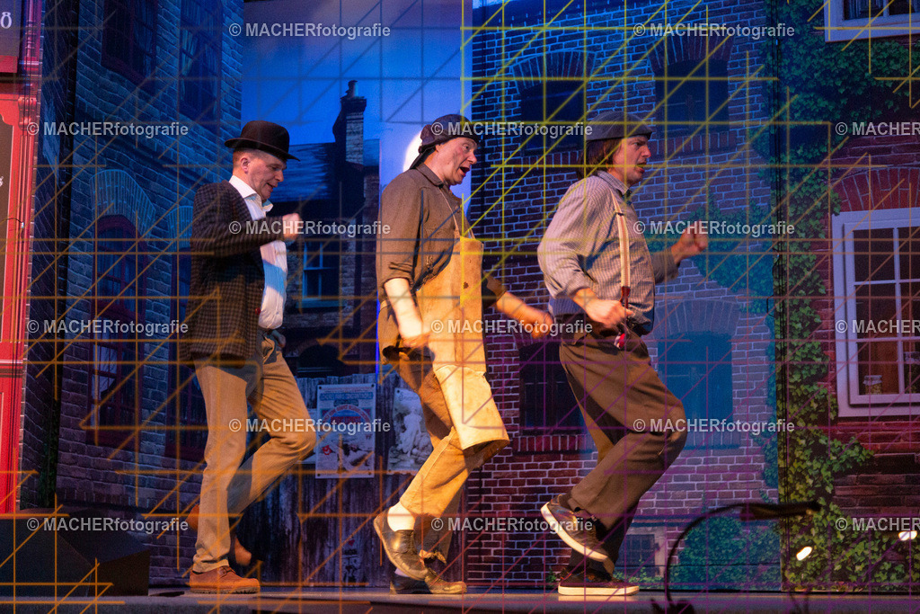 098_MFL-2025 | Portraitbilder von Regisseur; Darsteller; Techniker; Maske; Kostüme; Chor; Musiker; Bilderserie der Generalprobe und der Premierenvorstellung, Szenenbilder; Ausdrucksstudien; Bühnenüberblick; Bühnenkulissen; Pressefotos inkl. Redaktionsfoto Darstellergruppe.