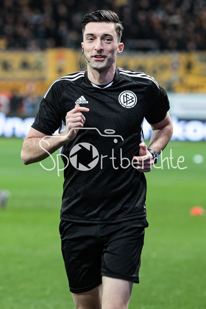 FC Ingolstadt - Dynamo Dresden | Schiedsrichter Florian BADSTUEBNER macht sich war vor der Partie in Ingolstadt