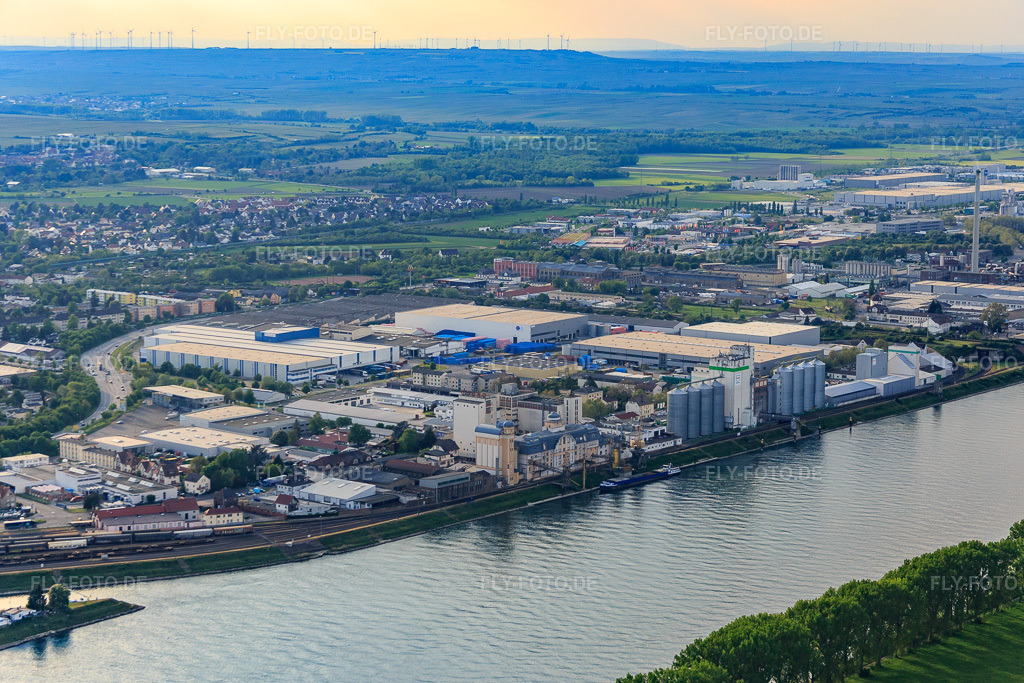 Luftbild: Industriegebiet Hafenstraße am Rheinufer mit Silolager und Chemische Fabrik Trumpler GmbH & Co. KG in Worms im Bundesland Rheinland-Pfalz in Deutschland. Foto: IMG_088181.jpg vom 09.05.2016 durch Werner Riehm/FLY-FOTO.deTrumpler » SUPPORTING YOU SINCE 1868