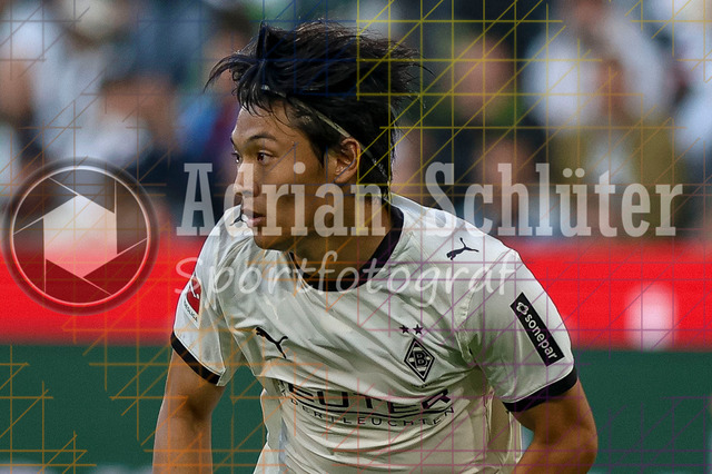 Borussia Mönchengladbach vs Eintracht Frankfurt - Bundesliga  | Mönchengladbach, Deutschland, 27.09.25:   Shuto Machino (Borussia Mönchengladbach) schaut waehrend des Spiels der Bundesliga zwischen Borussia Mönchengladbach vs Eintracht Frankfurt im Stadion im Borussia Park(Foto von Brauer-Fotoagentur / Adrian Schlueter)