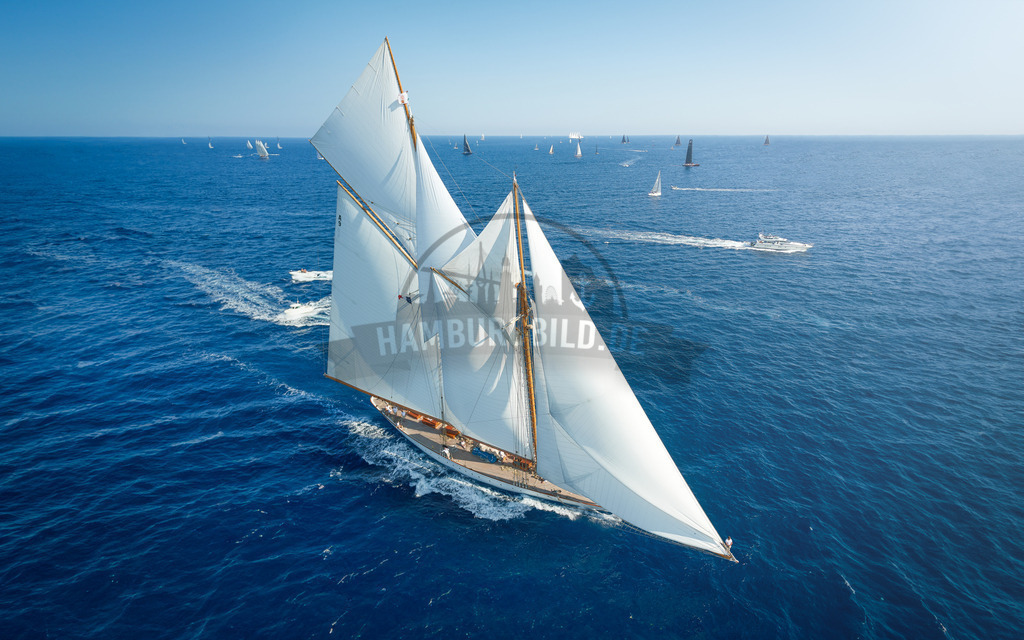 ELENA St Tropez 13 | Exklusive Hamburg collagen, tolle Segelbilder und viele weitere tolle Motive auf Leinwand, Poster, Alu-Dibond, u.v.m. findet Ihr bei uns auf hamburgbild.de. Findet Euer Wandbild für Euer Zuhause, Büro oder die  Praxis…. - Realisiert mit Pictrs.com