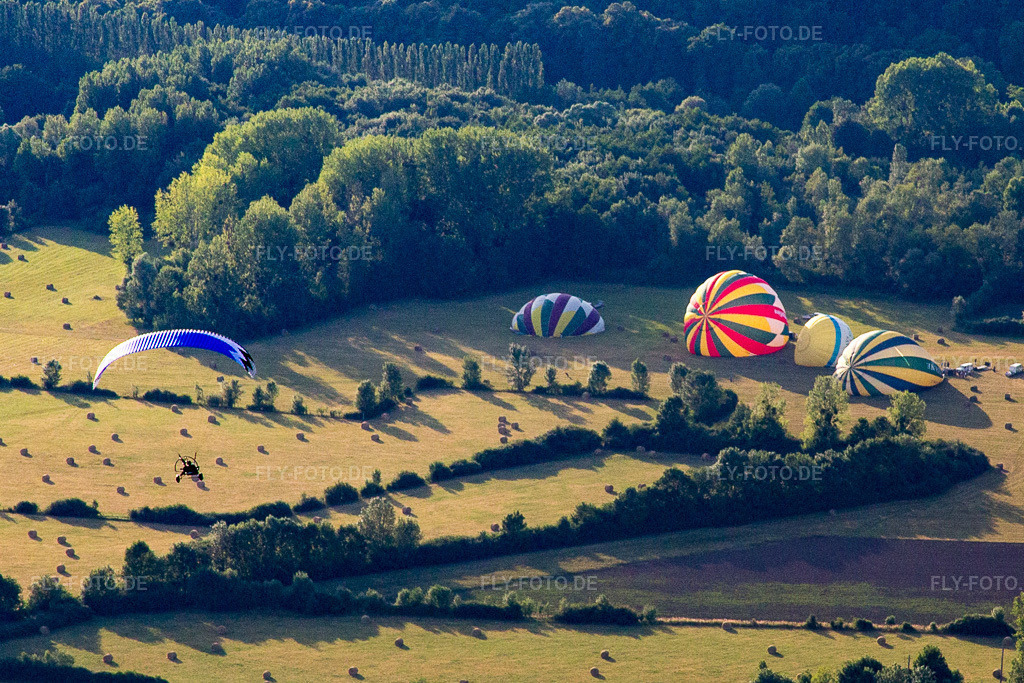 Luftbild: Ballonstart in Chargé im Bundesland Indre-et-Loire in Frankreich. Foto: IMG_082404.jpg vom 20.06.2015 durch Werner Riehm/FLY-FOTO.de