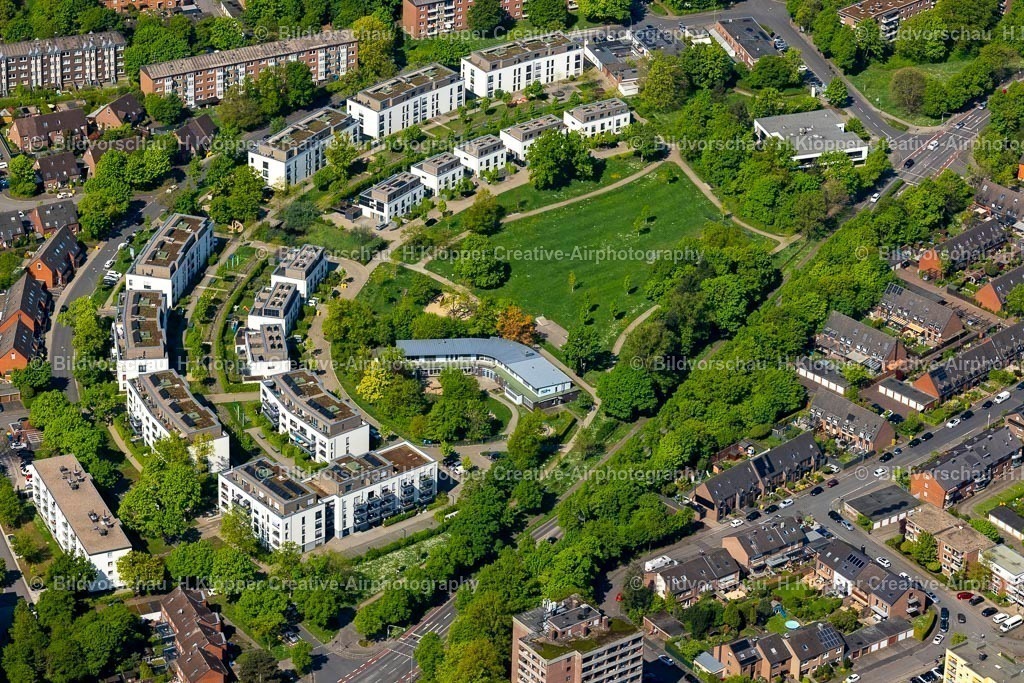 Luftbilder Neuss-1070 | Luftbildfotografie Neuss Weckhoven Mehrfamilienhaus- Wohngebiet in Form einer Reihenhaussiedlung an der Ferdinand-von-Lüninck-Weg, Hülchrather Straße in Neuss im Bundesland Nordrhein-Westfalen, Deutschland. - Realisiert mit Pictrs.com