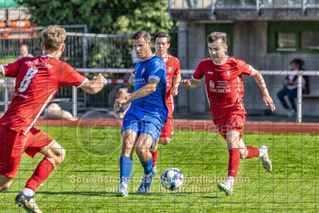 20250824_163931_0489-Bearbeitet | #,1.FC Eislingen (blau) vs. MTV Stuttgart (rot), Fussball, Landesliga 2 - wfv, 02. Spieltag, Saison 2025/2026, Rasenplatz, Eichbachstation, Haldenstraße, 73054 Eislingen, 24.08.2025 - 15:00 Uhr,Foto: PhotoPeet-Sportfotografie/Peter Harich
