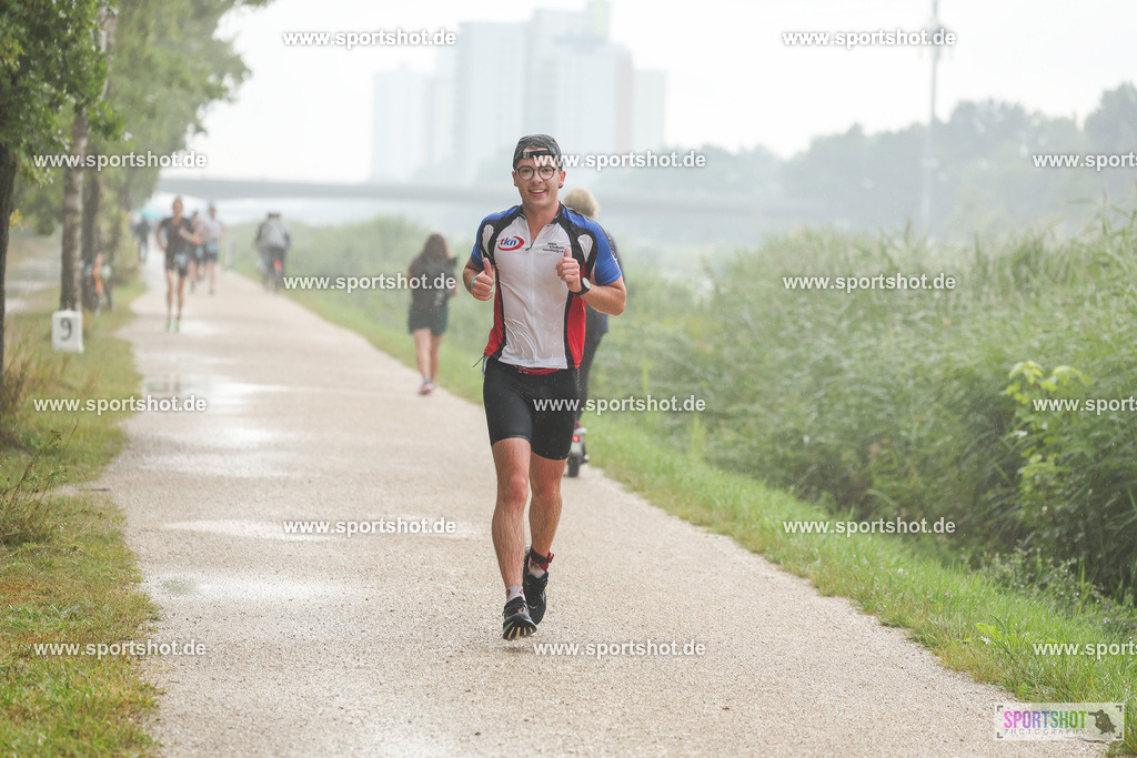 LUR_1011 | 34. M-net Erlanger Triathlon 2025 #erlangertriathlon  #mnettriathlon2025 #mnettriathlon #team #olympischedistanz #mitteldistanz #triathlon #maindonaukanal  #erlangertriathlon2025 #yourpictrs #tv1848 #tv1848erlangen  #triathlonbayern #sportinerlangen #demsportverbunden #sportshot_your_pictrs Copyright: www.sportshot.de