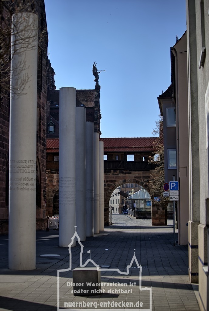 Blick auf Wlküre des Opernhauses | Blickt man auf der Straße der Menschenrechte in Nürnberg in südliche Richtung entdeckt man hinter der Stadtmauer auf dem Dach der Staatsoper die Walküre, eine Bronzestatue mit Fanfare.  - Realisiert mit Pictrs.com