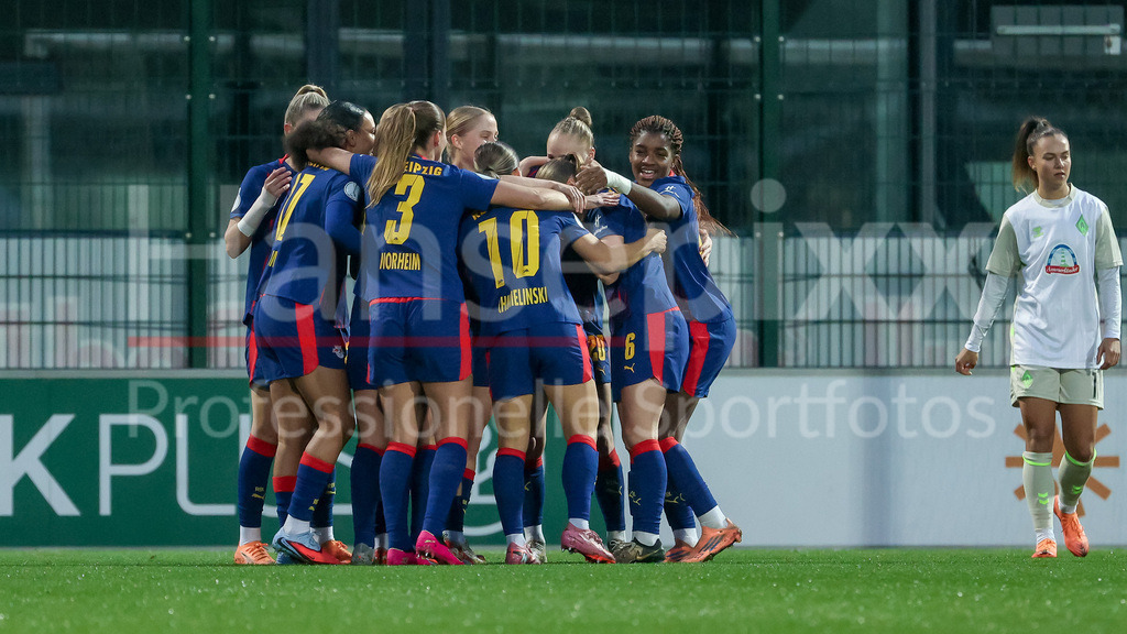 Fussball, DFB-Pokal Frauen, RB Leipzig - SV Werder Bremen | Spielerinnen von RB Leipzig mit Torjubel, Jubel, jubeln, jubelt, optimistisch, Spielszene, Highlight, Freude über das Tor zum 1:0, DIE DFB-RICHTLINIEN UNTERSAGEN JEGLICHE NUTZUNG VON FOTOS ALS SEQUENZBILDER UND/ODER VIDEOÄHNLICHE FOTOSTRECKEN. DFB REGULATIONS PROHIBIT ANY USE OF PHOTOGRAPHS AS IMAGE SEQUENCES AND/OR QUASI-VIDEO.