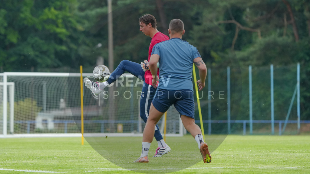 Fußball, Herren, Saison 2025/2026, Regionalliga Nordost, Trainingsauftakt des FSV 63 Luckenwalde am 18.06.2025 im Werner-Seelenbinder-Stadion, | Fußball, Herren, Saison 2025/2026, Regionalliga Nordost, Trainingsauftakt des FSV 63 Luckenwalde am 18.06.2025 im Werner-Seelenbinder-Stadion, Im Bild: Kevin Tittel (m.) - Realisiert mit Pictrs.com