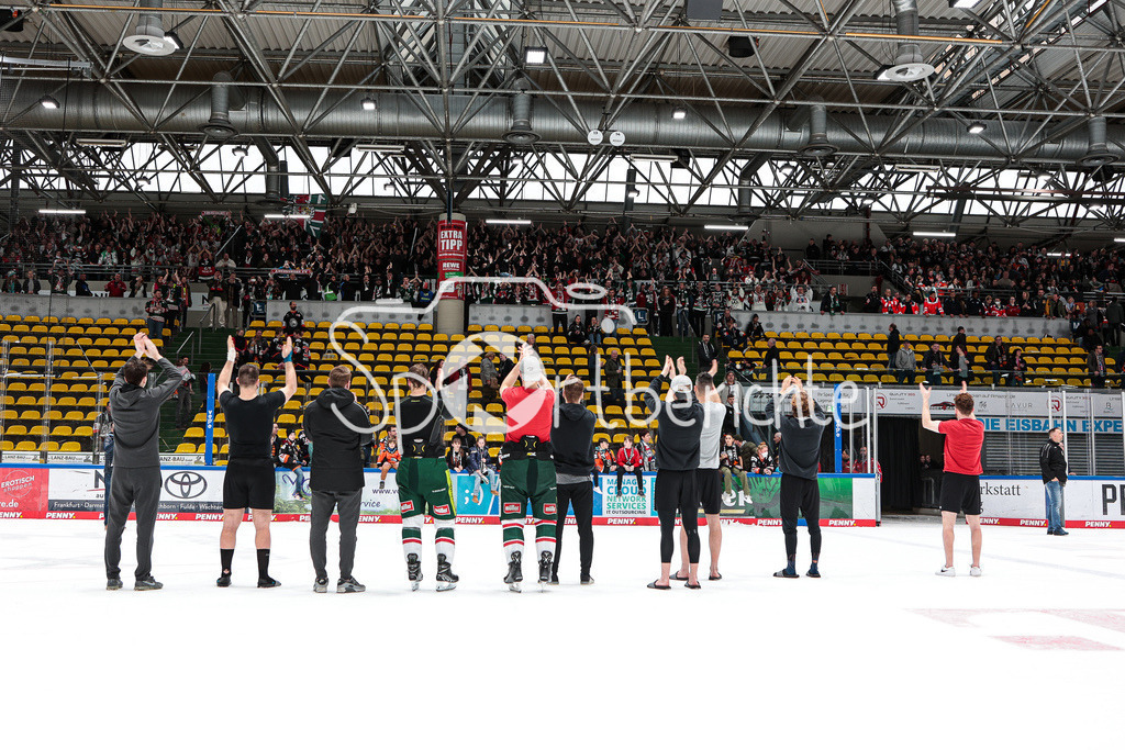 Löwen Frankfurt - Augsburger Panther | Die Spieler der Augsburger Panther bedanken sich bei den mitgereisten Fans