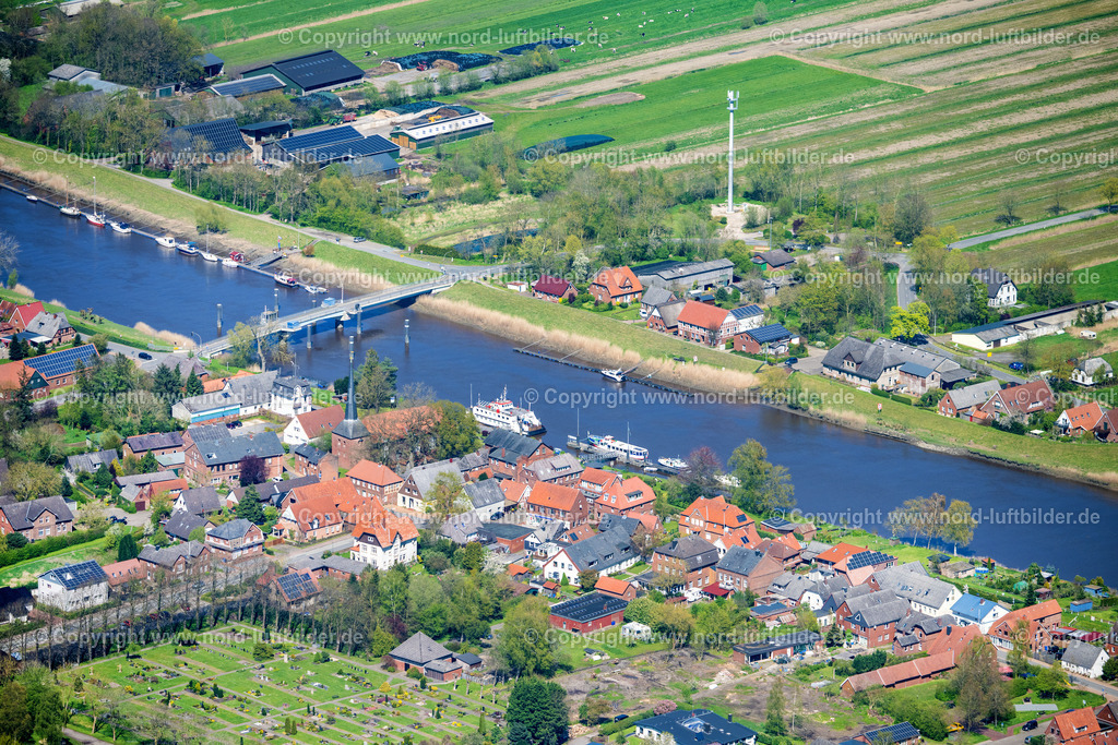 Oberndorf_ELS_9339300423 | OBERNDORF 30.04.2023 Ortskern am Uferbereich der Oste - Flußverlaufes in Oberndorf im Bundesland Niedersachsen, Deutschland. // Town center on the banks of the Oste river course in Oberndorf in the state Lower Saxony, Germany. Foto: Martin Elsen