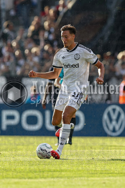 21.08.2026, GER, Fussball, Herren, DFB-Pokal, Saison 2026/2027, SC St. Tönis vs Eintracht Frankfurt | Younes Ebnoutalib (Frankfurt) in Aktion am Ball, Einzelaktion