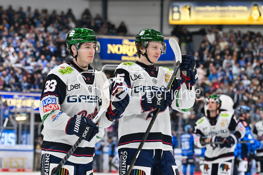 ERC Ingolstadt - Eisbären Berlin | INGOLSTADT, GERMANY - 18. DECEMBER: Die Spieler der Berliner bedanken sich bei den mitgereisten Fans nach der Niederlage in Ingolstadt nach dem Match zwischen dem ERC Ingolstadt und den Eisbären Berlin am 29. Spieltag der Penny DEL in der Saturn Arena /  Matej LEDEN (Eisbären Berlin 33) und Norwin PANOCHA (Eisbären Berlin 75)