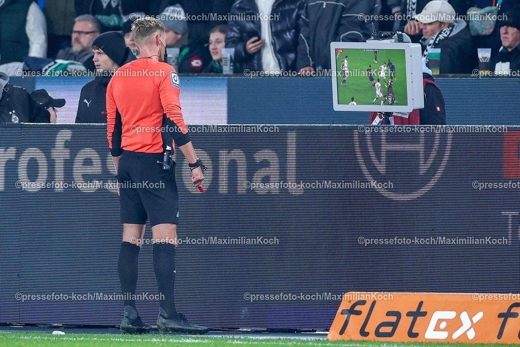 BMG28112501076 | 28.11.2025, Fußball, Borussia Mönchengladbach - RB Leipzig, 1. Fußball Bundesliga, 12.Spieltag, Borussia-Park, Saison 2025 2026: Schiedsrichter Timo Gerach überprüft den Videobeweis VAR DFB regulations prohibit any use of photographs as image sequences and or quasi-video.