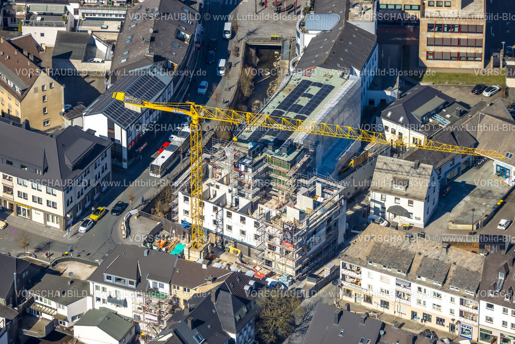 Meschede250304842 | Luftbild, Baustelle mit Baukran am Winziger Platz Ecke Zeughausstraße und Fluss Henne Promenade, Meschede-Stadt, Meschede, Sauerland, Nordrhein-Westfalen, Deutschland