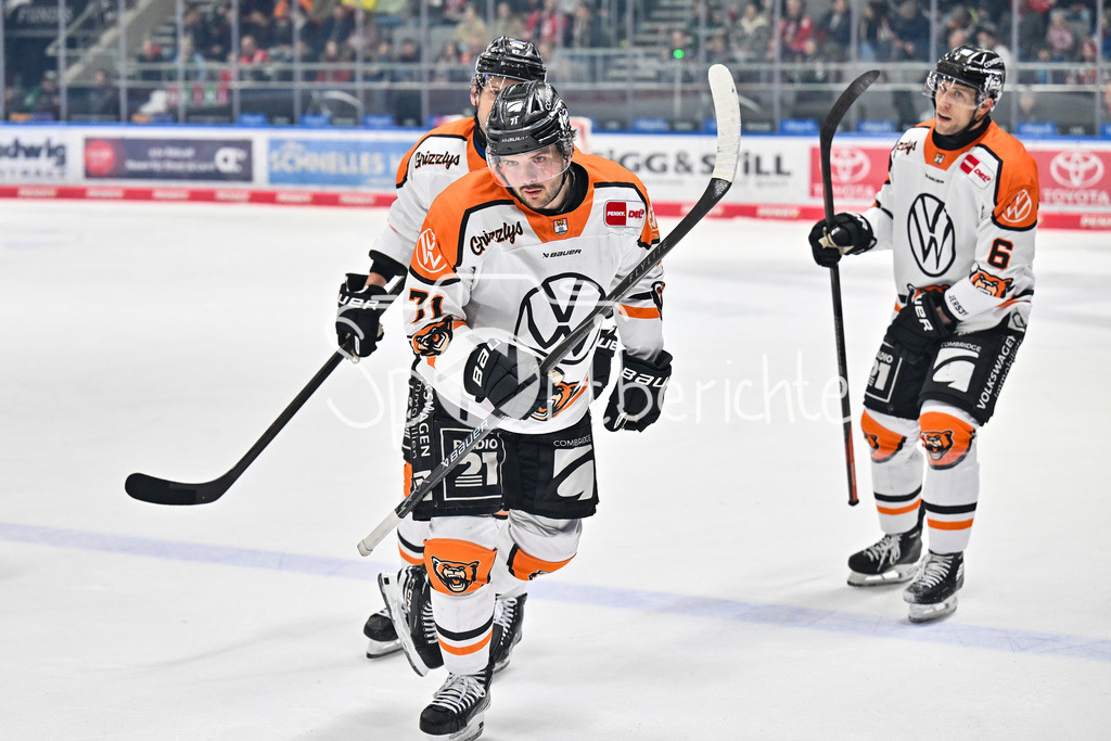 Augsburger Panther - Grizzlys Wolfsburg | AUGSBURG, GERMANY - 15. MARCH: Jubel der Gäste nach dem Treffer zum 1-2 durch Justin FESER (Grizzlys Wolfsburg 71) / Tor / Torschuetze / Freude / Happy während dem Match zwischen den Augsburger Panthern und den Grizzlys Wolfsburg am 52. Spieltag der Penny DEL im Curt Frenzel Stadion