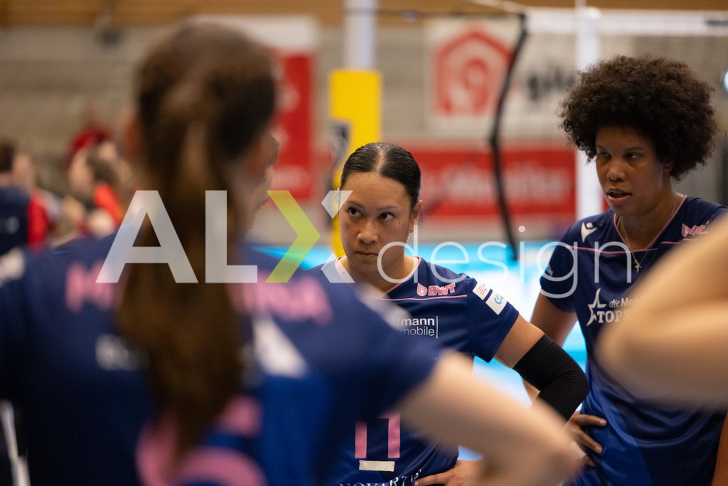 Volleyball I Frauen I Saison 2025-2026 I Volleyball NLA | Women I 1/2 Finals I  VC Kanti Schaffhausen - Sm'Aesch Pfeffingen I 18.03.2026 | 11 Mita Uiato (USA) (Sm'Aesch Pfeffingen) – Zuspiel - Realisiert mit Pictrs.com