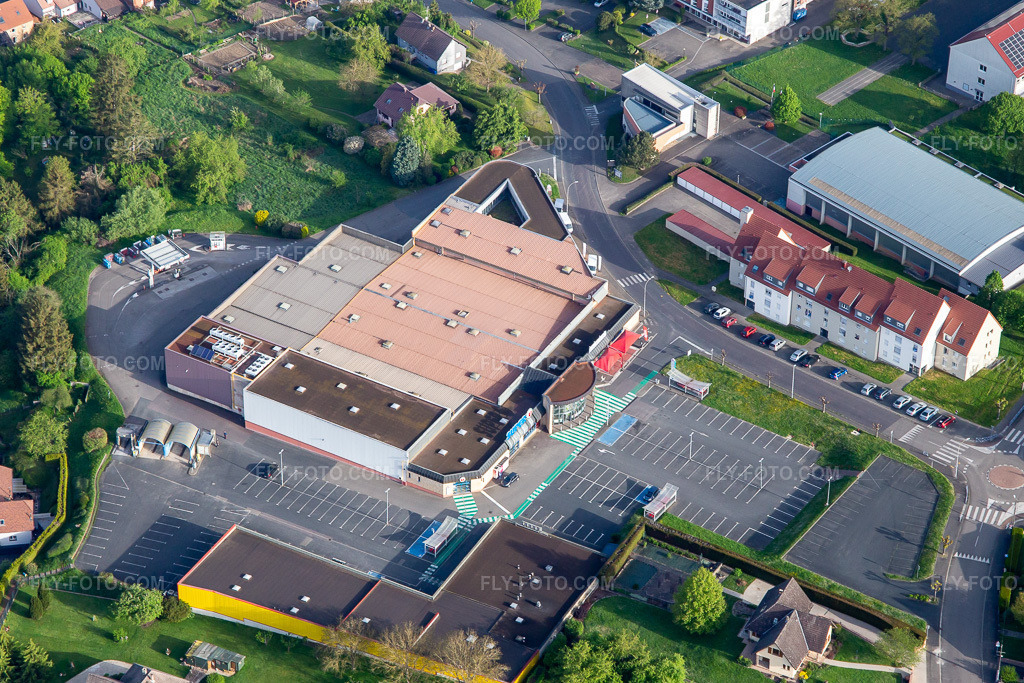 Aerial view: Super U et Drive in Diemeringen in the state Bas-Rhin, France. – Photo: IMG_140642.jpg taken on 05/01/2024 by Werner Riehm/FLY-FOTO.com – Resolution of the original: 4415 x 2943 px – WWW.COURSESU.COM