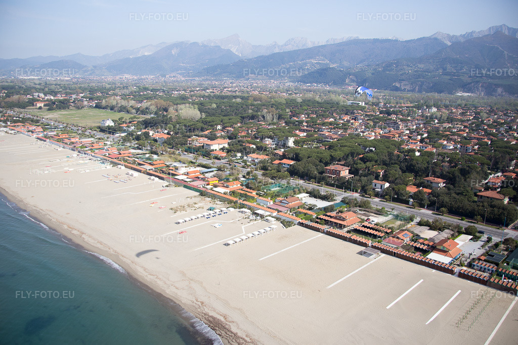 Vue aérienne: Vue de la ville à Forte dei Marmi dans le département Lucca, Italie. Photo: IMG_087100.jpg prise le 04/04/2016 par Werner Riehm/FLY-FOTO.eu – Résolution de l'original: 5472 x 3648 px