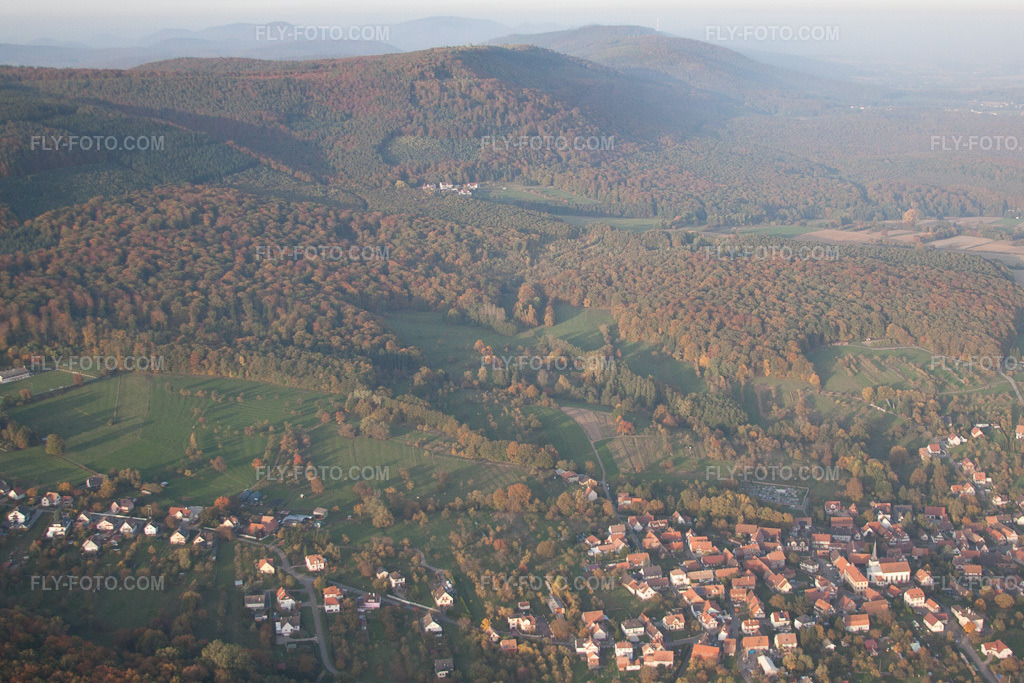 Aerial view: View of the town in Preuschdorf in the state Bas-Rhin, France. – Photo: IMG_54229.jpg taken on 10/21/2012 by Werner Riehm/FLY-FOTO.com – Resolution of the original: 4270 x 2847 px