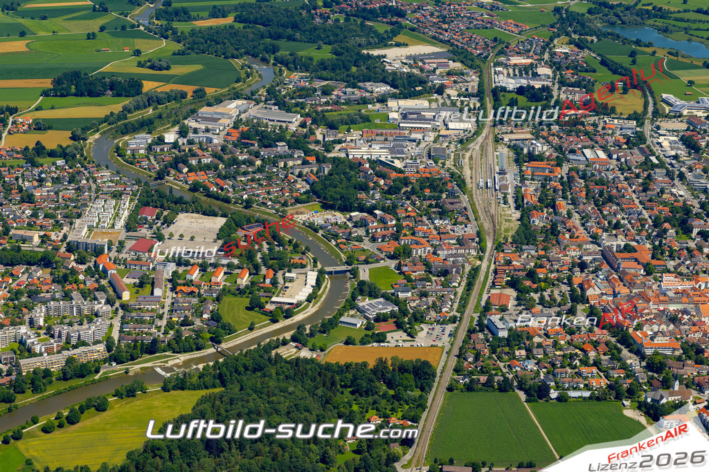 Aktuelles Luftbild von  Weilheim in Oberbayern - Die Luftaufnahme wurde 2022 mittels UL-Flugzeug erstellt ( keine Drohne ) - hochauflösende Kamera-Systeme von  Canon -Beste Qualität - Für grossformatige Ausdrucke geeignet. Die Geschenkidee !