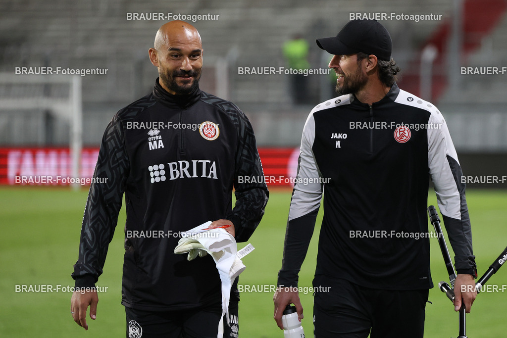 SV Wehen Wiesbaden - Rot-Weiss Essen | Wiesbaden, Deutschland, 22.08.2025Giuliano Modica )SV Wehen Wiesbaden) und Manuel Lenz (Rot-Weiss Essen) unterhalten sich während des drittliga Spiels zwischen SV Wehen Wiesbaden und Rot-Weiss Essen am 22.08.2025 in der BRITA-Arena in Wiesbaden. (Foto von Timo Bluhmki-Schmidt/Brauer Fotoagentur