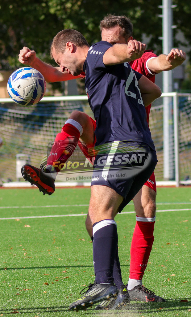 VfL Holsen - TV Elverdissen | Auf dem Bild zu sehen: schwarz VfL Holsen: Marcel Fleer ; rot TV Elverdissen: Thomas Barthel VfL Holsen, TV Elverdissen, Saison 26/27, Kreisliga A, Holsen, Deutschland - Realisiert mit Pictrs.com