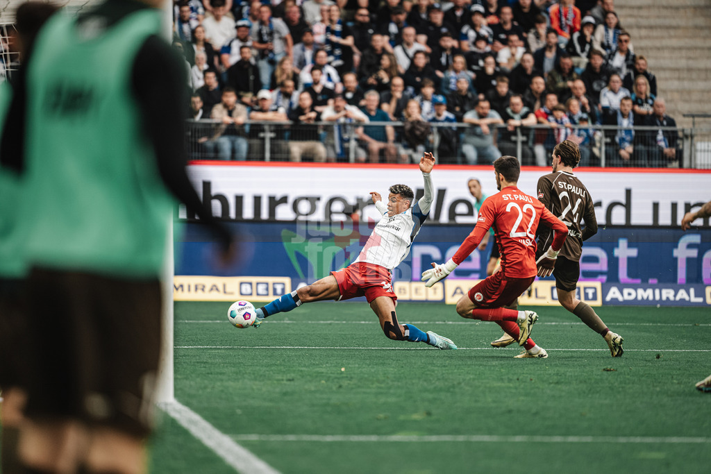 Fußball | Männer | Saison 2023/2024 | 2. Fußball-Bundesliga | 32. Spieltag | Hamburger SV vs. FC St. Pauli  | 03.05.2024 | Ransford Königsdörffer (#11, HSV) mit einer Torchance