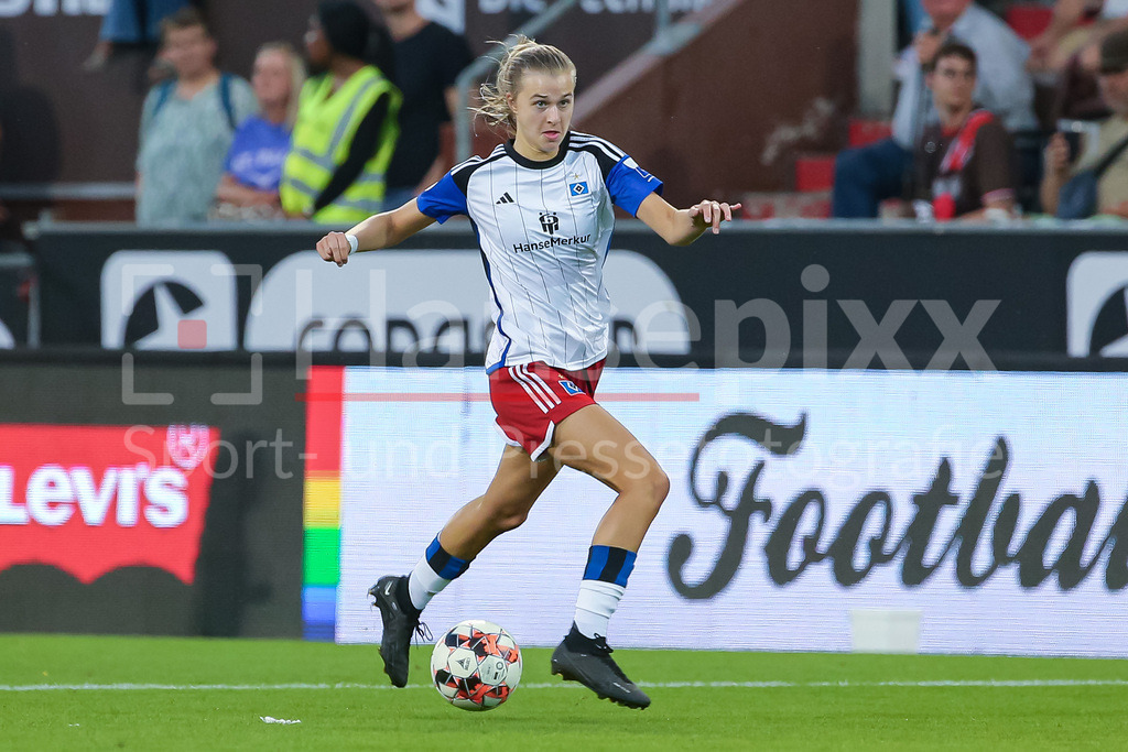 Fussball, DFB-Pokal Frauen, FC St. Pauli - Hamburger SV | v.li.: Irma Schittek (Hamburger SV, 12) Freisteller, Einzelbild, Ganzkörper, Aktion, Action, Spielszene, DIE DFB-RICHTLINIEN UNTERSAGEN JEGLICHE NUTZUNG VON FOTOS ALS SEQUENZBILDER UND/ODER VIDEOÄHNLICHE FOTOSTRECKEN. DFB REGULATIONS PROHIBIT ANY USE OF PHOTOGRAPHS AS IMAGE SEQUENCES AND/OR QUASI-VIDEO.