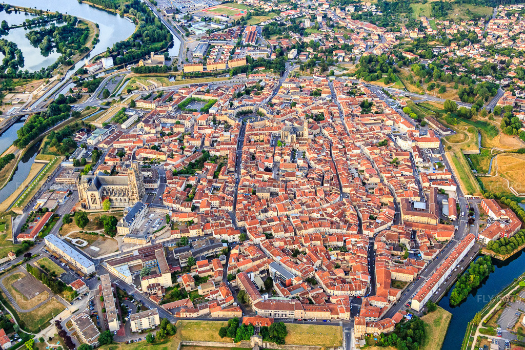 Vue aérienne: Centre-ville historique vu de l'est à Toul dans le département Meurthe et Moselle, France – .Photo: IMG_083480.jpg prise le 13/07/2015 par Werner Riehm/FLY-FOTO.eu – Résolution de l'original: 5340 x 3560 px