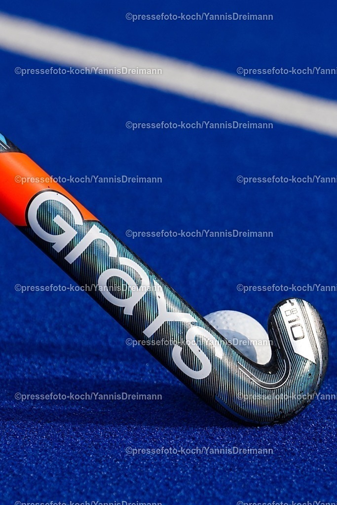 xydrx13082503030 | 13.08.2025, xydrx, Frauen EuroHockey Championship 2025, Gruppenphase, Gruppe A, Niederlande - Frankreich, Sparkassenpark Mönchengladbach: Ein Hockeyschlöger führt einen Ball, feature, symbolbild
