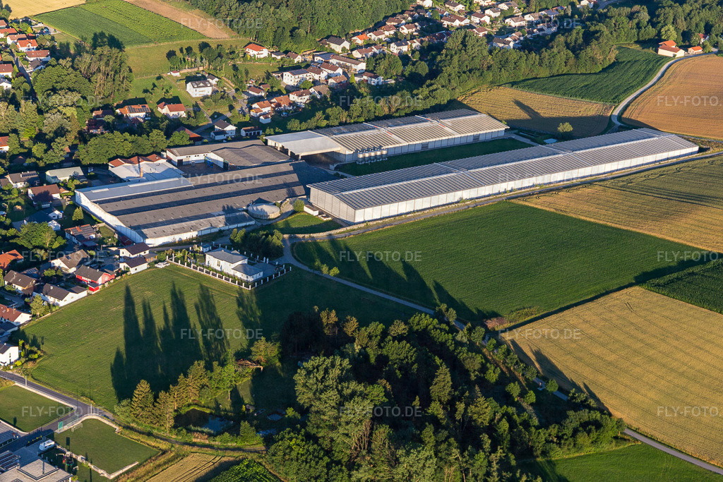 Konservenfabrik Eggerstorfer GmbH in Esterndorf http://www.eggerstorfer.de/ | Luftbild: Konservenfabrik Eggerstorfer GmbH in Esterndorf http://www.eggerstorfer.de/ in Roßbach im Bundesland Bayern in Deutschland. Foto: IMG_132881.jpg vom 02.07.2022 durch ©2025 Werner Riehm fly-foto.de/copyright - Realisiert mit Pictrs.com