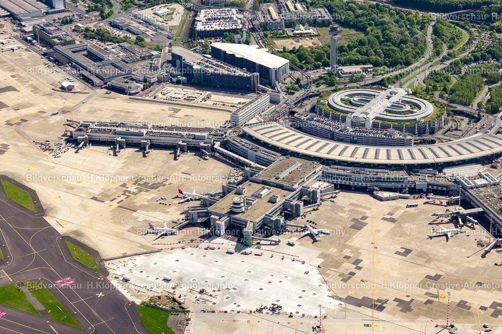 Luftbild Düsseldorf-2075 | Luftaufnahme Abfertigungs- Gebäude und Terminals auf dem Gelände des Flughafen in Düsseldorf - Realisiert mit Pictrs.com