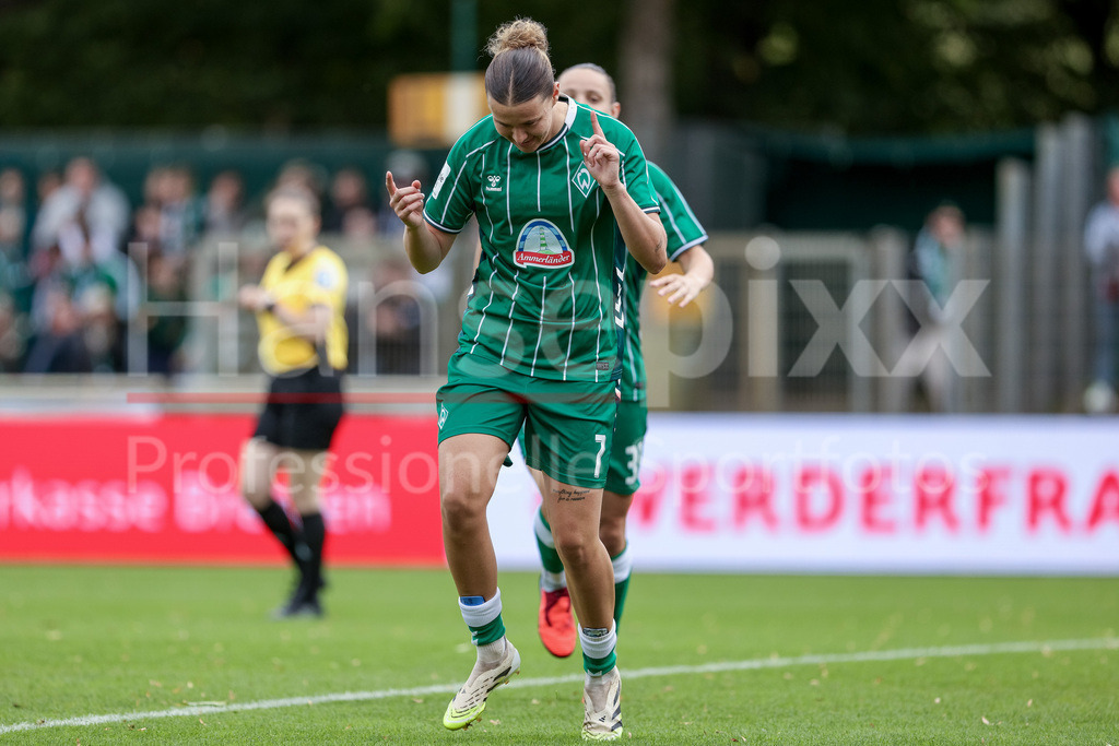 Fussball, Google Pixel Frauen-Bundesliga, SV Werder Bremen - TSG 1899 Hoffenheim | Torschützin Larissa Mühlhaus (SV Werder Bremen, 7) mit Torjubel, Jubel, jubeln, jubelt, optimistisch, Spielszene, Highlight, Freude über das Tor zum 1:0, DIE DFB-RICHTLINIEN UNTERSAGEN JEGLICHE NUTZUNG VON FOTOS ALS SEQUENZBILDER UND/ODER VIDEOÄHNLICHE FOTOSTRECKEN. DFB REGULATIONS PROHIBIT ANY USE OF PHOTOGRAPHS AS IMAGE SEQUENCES AND/OR QUASI-VIDEO.